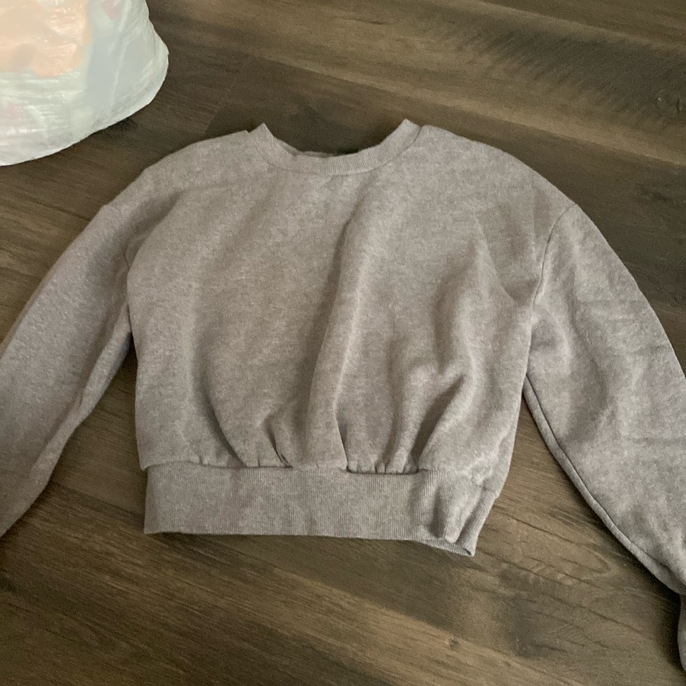 Cropped grey crew neck